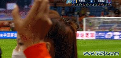 韦世豪又失控！打入点球后怒骂王智峰在线配资门户，被助教“护送”离场 情绪失控引关注