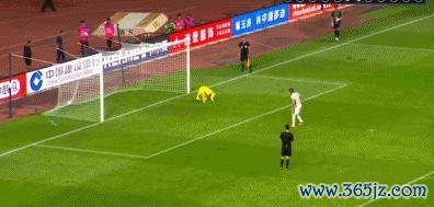 韦世豪又失控！打入点球后怒骂王智峰，被助教“护送”离场 情绪失控引关注
