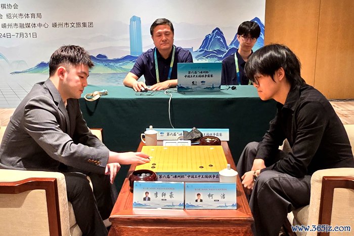 柯洁九段（右）战胜李轩豪九段正规杠杆平台。人民网记者 胡雪蓉摄